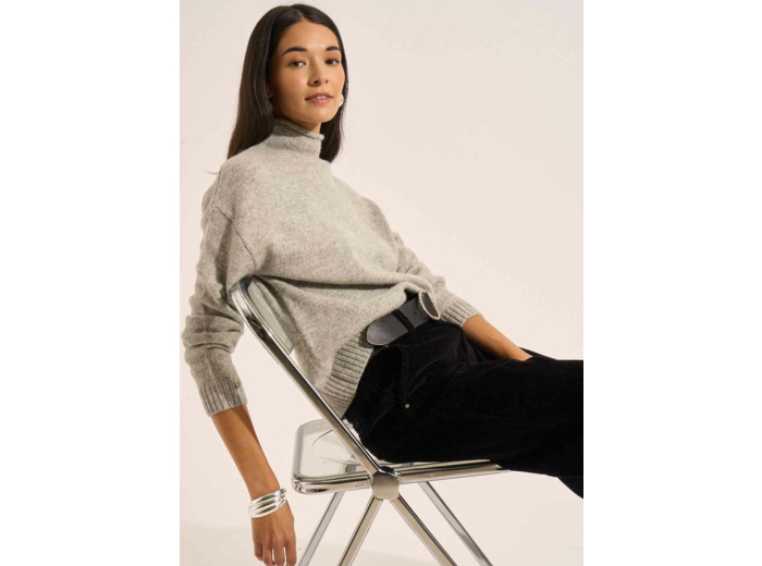 Pull avec un col montant roulotté et des manches longues