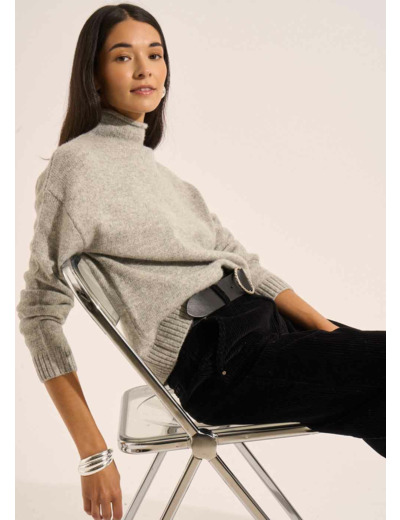 Pull avec un col montant roulotté et des manches longues