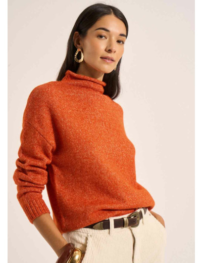 Pull avec un col montant roulotté et des manches longues