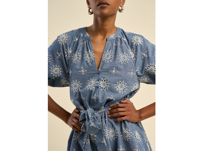 Robe courte brodée et ceinturée