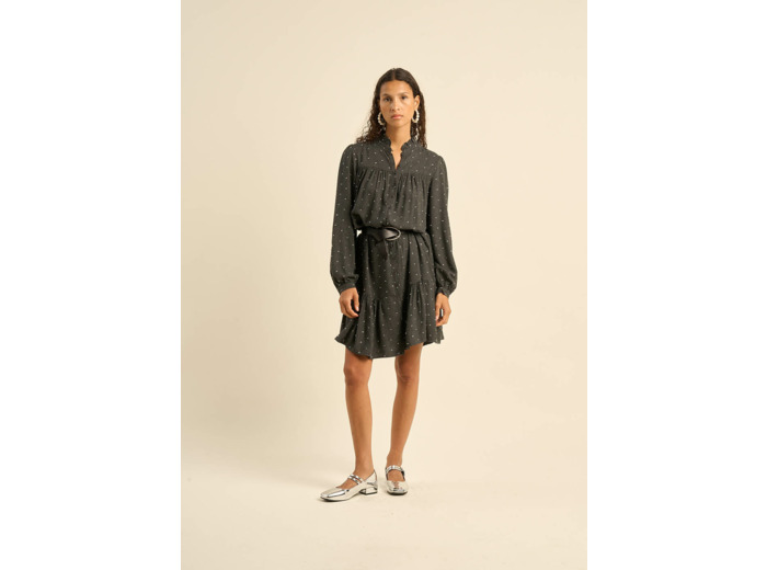 Robe courte boutonnée à manches longues