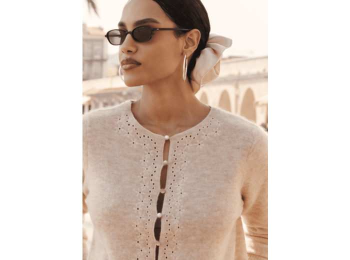 Gilet avec des boutons ronds et des manches longues
