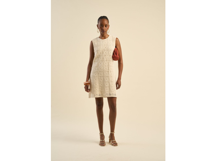 Robe en maille ajourée sans manches