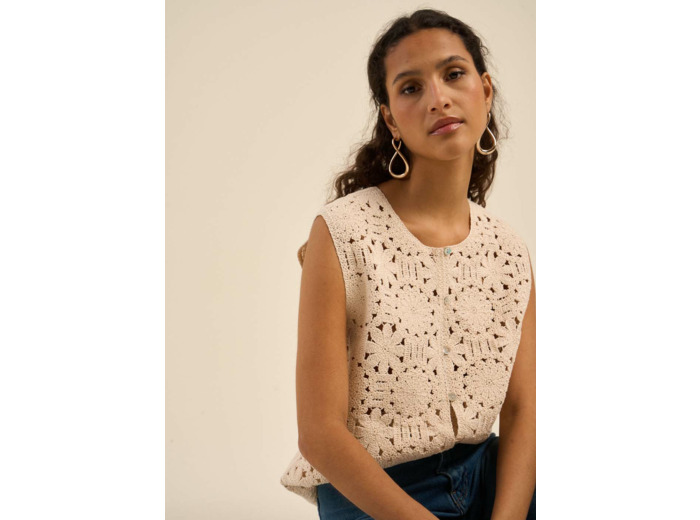 Top en maille et boutons nacrés