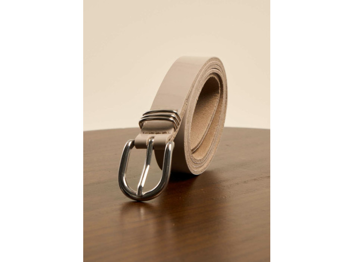 Ceinture en cuir avec une boucle en or